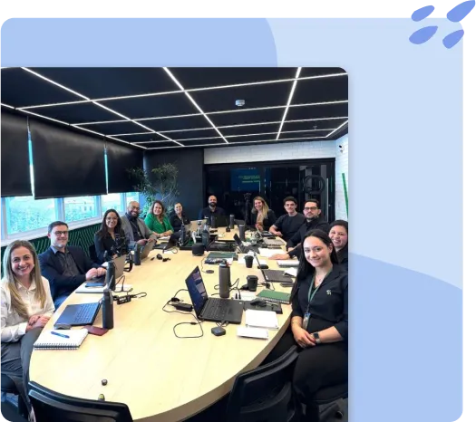 Equipo de Evoy Consórcios reunido en la oficina